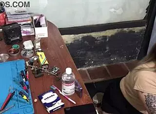 no tenía para pagarle a mi técnico y termine chupándole la pija