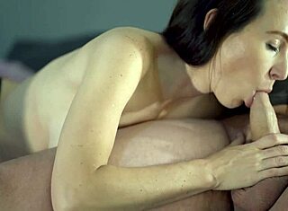 Kuuma sinisilmä brunssi imee paksua kyrpää ja nielaisee sperman 😍