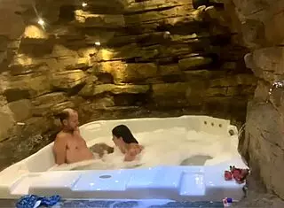 o coroa fudeu com força e deu tapa na cara da novinha