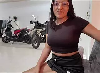 Nueva Vecina Colombiana Da Bienvenida al Vecindario con Primera Vez en POV Latina