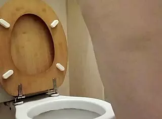 2025 01 15 esclave f lèche les wc in raw toilet humiliation