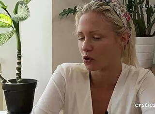 Niedlich und versaut, I mean verliebe dich in gabi with her big natural tits and wet pussy vibrator play.