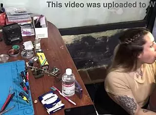 no tenía para pagarle a mi técnico y termine chupándole la pija