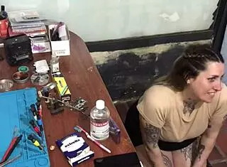 no tenía para pagarle a mi técnico y termine chupándole la pija