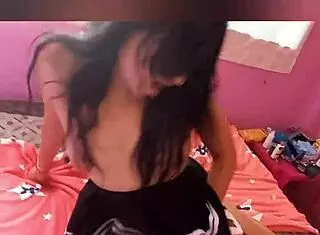 Estaba haciendo tik tok sola en mi habitacion pero me caliento y me masturbo bien rico real