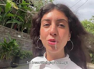 Fremmed knuller tynn 18+ på stranden etter foto og spruter ansiktsrunke på hotell