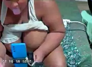 Esposa safada gordinha e gostosa é flagrada traindo marido com lingerie e squirting no quarto