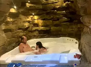 o coroa fudeu com força e deu tapa na cara da novinha