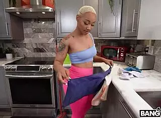 Thick ass Daphne, shake those amazing curves and make Jovan pay more for extra services with your wet pussy in missionary doggystyle!