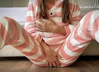 skinny schoolgirl squirts fingering