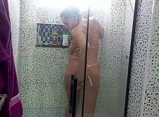 Suzie slut and akilies black in a bath with hot milf - free