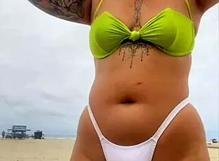 Queijo seller couldn't stop staring at my beach pussy 😏