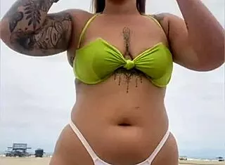 Queijo seller couldn't stop staring at my beach pussy 😏