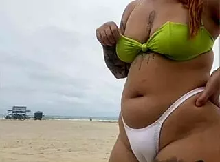Queijo seller couldn't stop staring at my beach pussy 😏