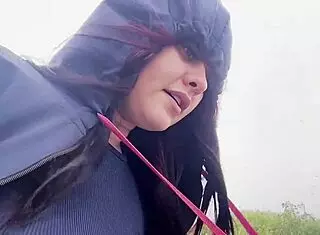 I can't believe this novinho is pounding my big ass on the beach in front of everyone.