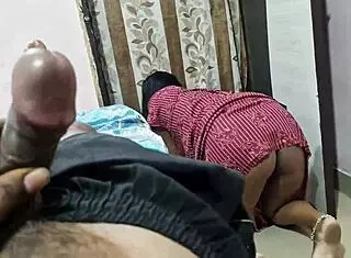 गांड दिखा के सफाई कर रही नौकरानी पिंकी को धकापेल चोदा... couple sex with mature ass masturbation cumshot big ass pussy indian arab fingering bent over doggystyle maid dirty talk 😈