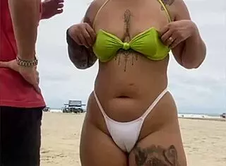 Queijo seller couldn't stop staring at my beach pussy 😏