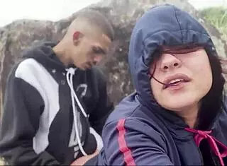 I can't believe this novinho is pounding my big ass on the beach in front of everyone.