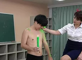 Cítím se tak dominantní jako učitelka si hrající se studentem jako s voskovou figurkou v třídě