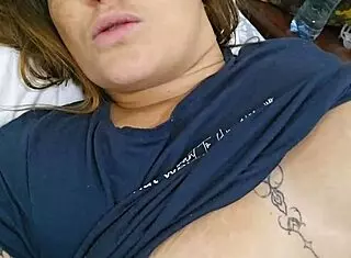 o vizinho encheu minha buceta de porra, contrasting my big pussy with his cum load