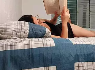 o padrasto acidentalmente confunde a enteada com a esposa e deixa ela com leite dentro