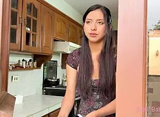 mi nueva empleada es tan inexperta que accede a todas mis solicitudes, incluso upskirt y creampie en el dormitorio...