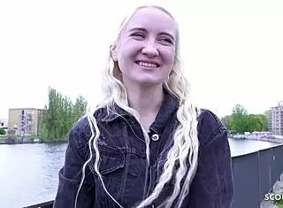 Plukkede tynd blondine Daruma Rai 18+ op til hård castingkneppen i Berlins gader