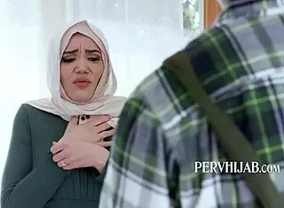 Handyman Guides Hijab Teen 18+ in Pleasing Husband Techniques