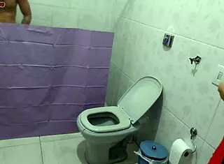 Madrasta Coloca Uma Cortina no Banheiro Só para Olhar o Enteado no Banho