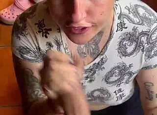 Hermosa chupada le doy a mi amigo y me da toda la lechita en la cara