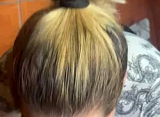 Hermosa chupada le doy a mi amigo y me da toda la lechita en la cara