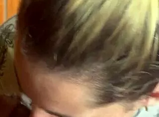 Hermosa chupada le doy a mi amigo y me da toda la lechita en la cara