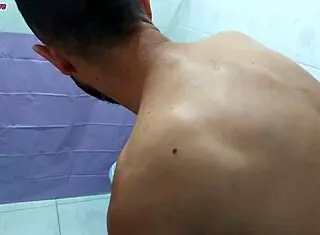 Madrasta Coloca Uma Cortina no Banheiro Só para Olhar o Enteado no Banho