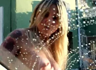 Euzinha works behind the cameras in this video.