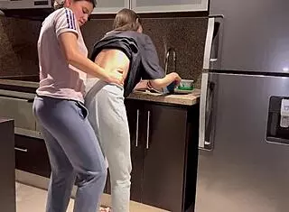 Yo solo quería pedirle el cargador prestado a la mejor amiga de mi esposo. But we ended up in sensual lesbian scissoring with face sitting and cunilingus in kitchen.