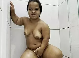 Short girl masturbates solo in wild session 😍