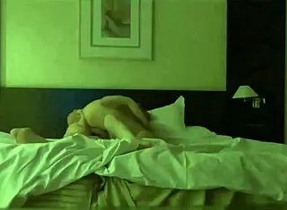 pareja en el hotel gets intimate in amateur style