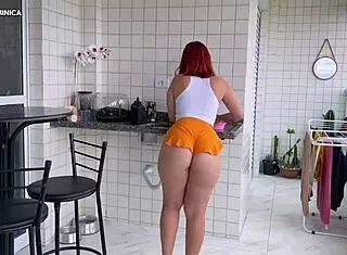 contratei essa empregada pra ajudar em casa, mas fiquei louco de tesão pela bunda linda dela