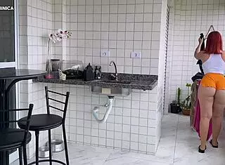 contratei essa empregada pra ajudar em casa, mas fiquei louco de tesão pela bunda linda dela
