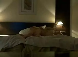 pareja en el hotel gets intimate in amateur style