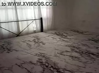 madrastra sexy limpia el dormitorio en tanga y se graba para su hijastro