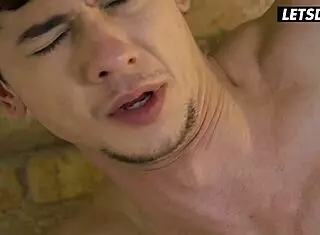 Wow, prevarantska kučka Mini Vampp dobija duboko nabijanje od drugara iz sobe u napaljenom hostelu! 😈