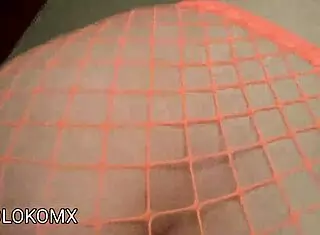 Atrevida Amiga in Red Net Stockings Moves Sabroso from Behind!