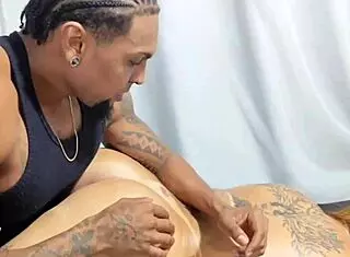 marido contrata massagem para esposa safada e massagista da surra de rola na safada