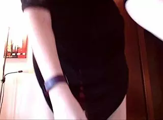 Questo schiavo sottomesso adora mutandine sporche e odorose mentre si masturba guardando il video di mistress boots! 😈👢