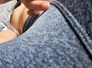 mujer asiática se pone tímida antes del sexo post universidad con cosplay bunny