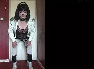 i'm a shy bisexual sissy crossdresser in heels ready to humiliate and swallow your piss for fun