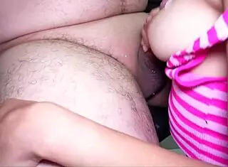 Explosion de semen en sus tetas el mejor sexo oral casero no queria parar de mamar.