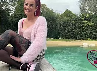 sally bombe atomique enjoys two impressive partners