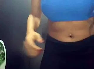 Safada teases pussy masturbation at crowded academy.